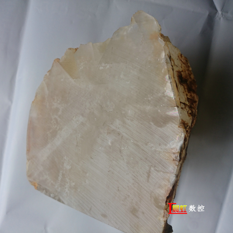 泰州晨虹CHSX5630-XW型數(shù)控金剛石線切割機切割冰洲石1小時切完效果
